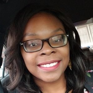 Meet your Posher, Lora